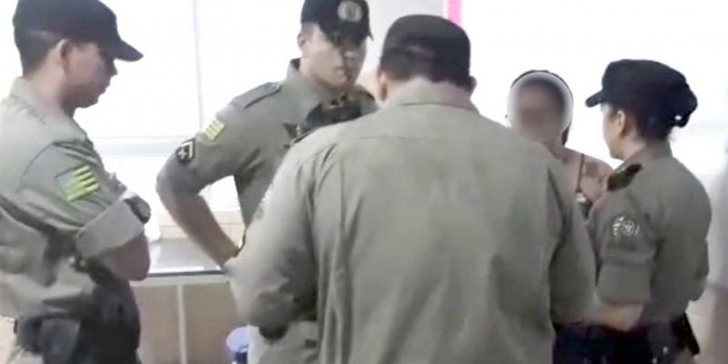 Com broche anti-candidato, mesária comete infração e é conduzida pela polícia à delegacia Com broche anti-candidato, mesária comete infração e é conduzida pela polícia à delegacia