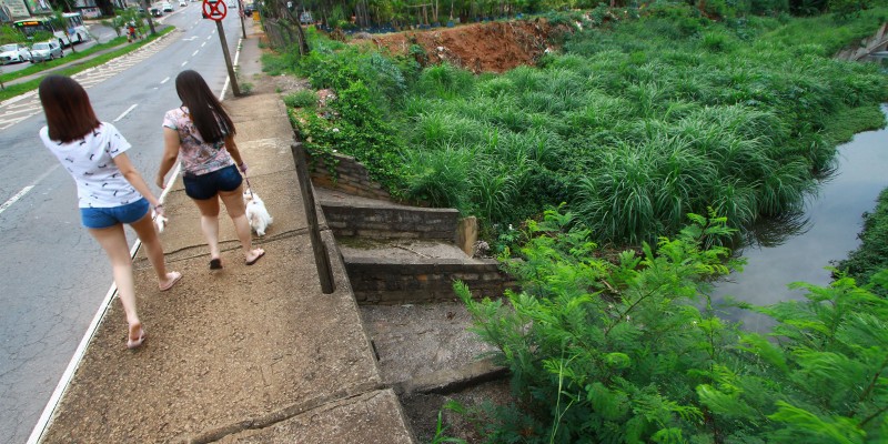 Travessia da ponte sem proteção coloca em risco a vida de pedestres que precisam circular pelo local diariamente