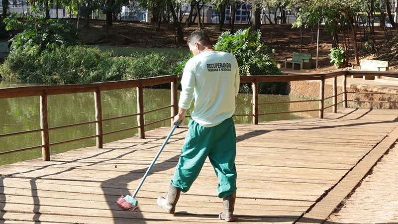 Reeducandos ajudando na preservação de parques e cemitérios. (Foto: Reprodução) 