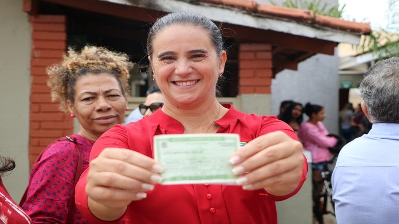 A Candidata do Partido dos Trabalhadores (PT), Kátia Maria, caminhou de sua casa até o Colégio Estadual Pedro Xavier Teixeira. (Foto: Reprodução)