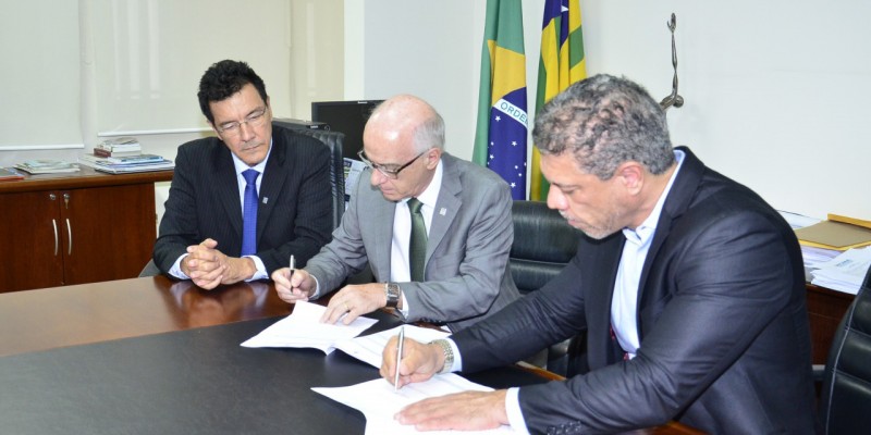 Na foto, da esquerda para a direita: reitor da UFG, Edward Madureira; diretor executivo da Funape, Orlando Amaral; e secretário da Secima. Hwaskar Fagundes (Foto: Divulgação) Na foto, da esquerda para a direita: reitor da UFG, Edward Madureira; diretor executivo da Funape, Orlando Amaral; e secretário da Secima. Hwaskar Fagundes (Foto: Divulgação)