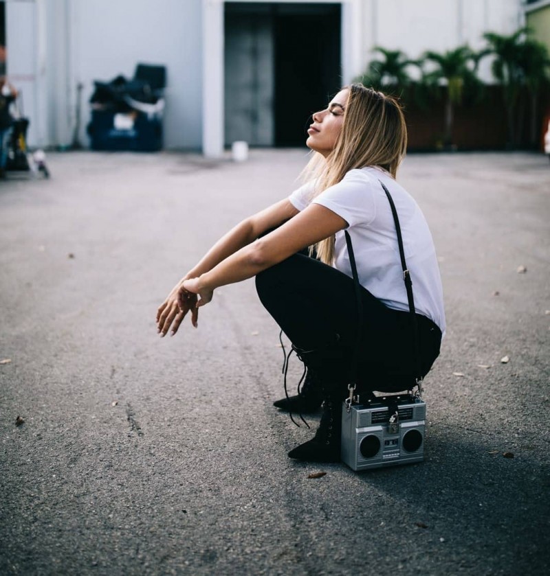 Anitta usa bolsa grifada com formato de aparelho de som retrô de R$ 32 mil 2 1408bfecd8e975a3391e962d26e96a16