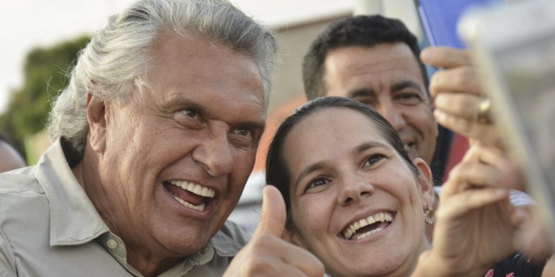 “Só teremos um Goiás diferente se as pessoas fizerem parte dessa transformação”, disse o senador em carreata na tarde de ontem (Cristiano Borges) “Só teremos um Goiás diferente se as pessoas fizerem parte dessa transformação”, disse o senador em carreata na tarde de ontem (Cristiano Borges)