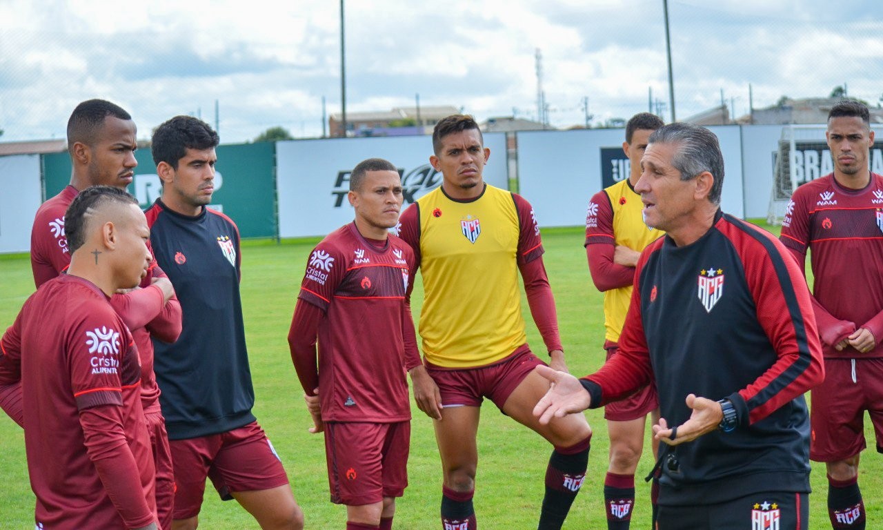 Jorginho conversando com o elenco após deixar Goiânia para decisão em Santa Catarina | Foto: Comunicação/ACG