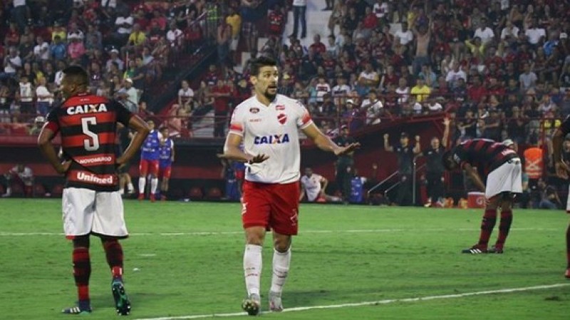 Diego Giaretta comemora gol colorado pedindo calma aos torcedores atleticanos (Foto: Reprodução)