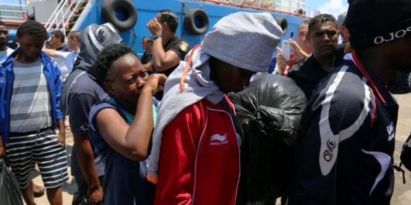 Os 40 imigrantes resgatados a bordo do navio petroleiro ‘Sarost 5’ foram evacuados e transferidos para um centro de acolhimento