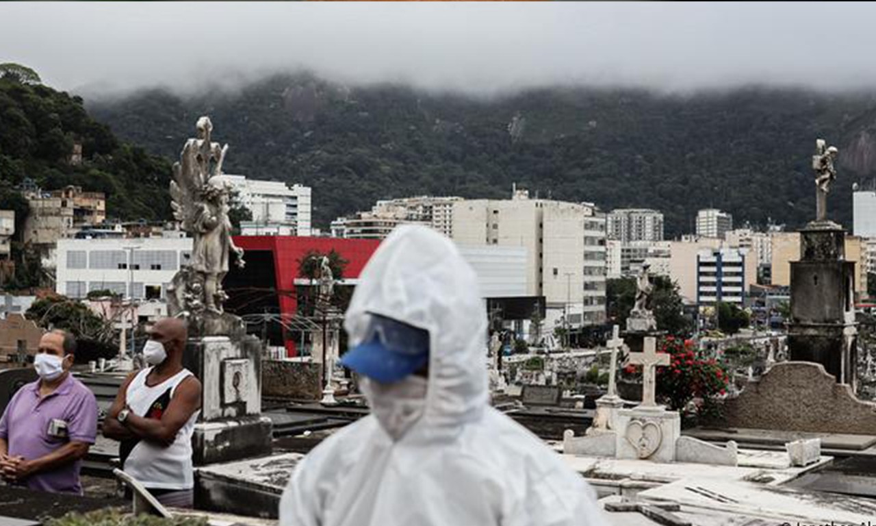 Pandemia ainda está em fase crítica na América do Sul, que colabora para que o número de óbitos continue crescendo rapidamente | Foto: Jonathan Alpeyrie