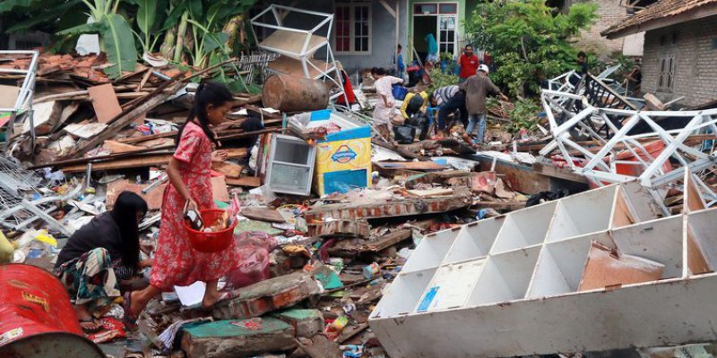 Equipes na Indonésia procuram sobreviventes de tsunami na região de Java (Foto: Divulgação/Reuters/Stringer)