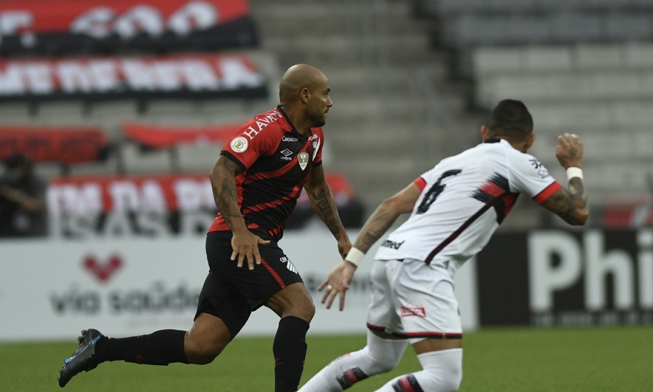 Jonathan e Natanael disputando bola durante o empate entre Athletico e Atlético na Arena da Baixada | Foto: Fabio Wosniak/athletico.com.br