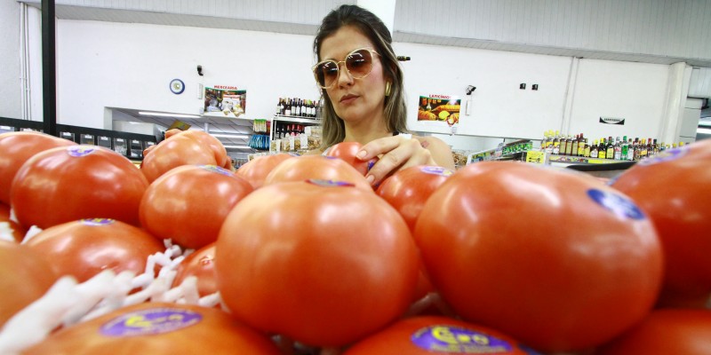 A enfermeira Andrielle afirma que procura promoções nesta época do ano para fugir dos preços altos (Wesley Costa)