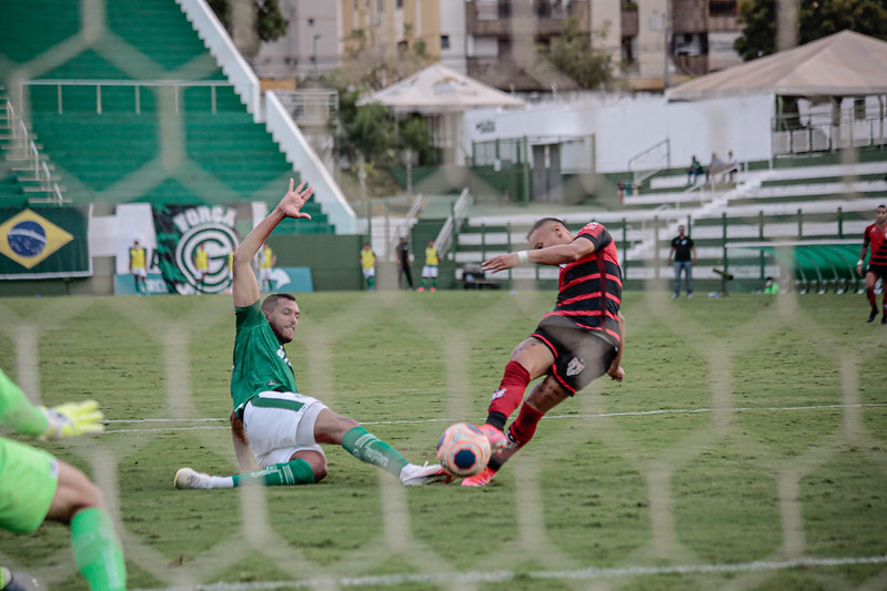 Janderson, no momento da finalização, marcou o terceiro gol do Atlético-GO no clássico contra o Goiás | Foto: Bruno Corsino/ACG