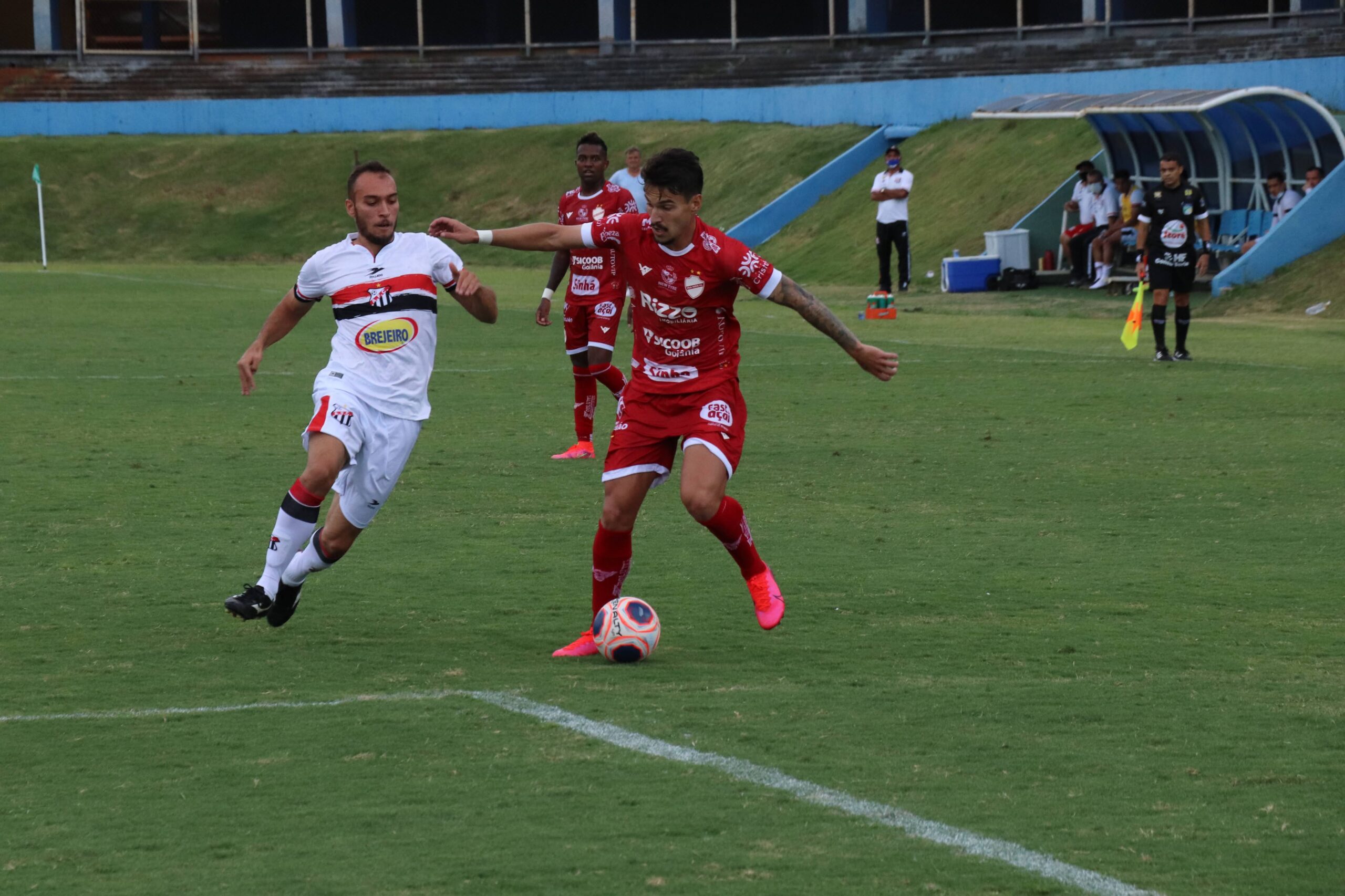 |O meia Arthur Rezende foi fundamental para o triunfo colorado na cidade de Anápolis | Foto: Douglas Monteiro/Vila Nova FC