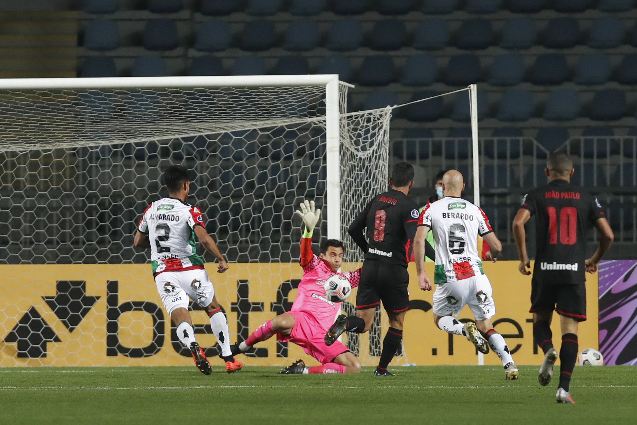 Zé Roberto marcou o primeiro gol da história do Atlético Goianiense fora do Brasil em competições oficiais | Foto: Francisco Longa