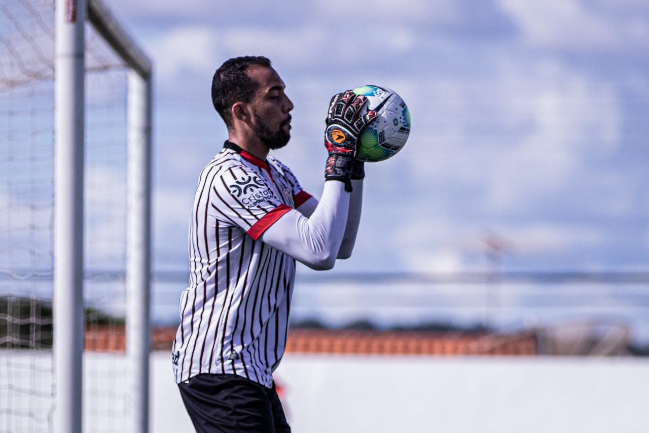 Goleiro viajou com o elenco do Atlético Goianiense e fica como uma opção no banco para o duelo contra o Palestino | Foto: Heber Gomes