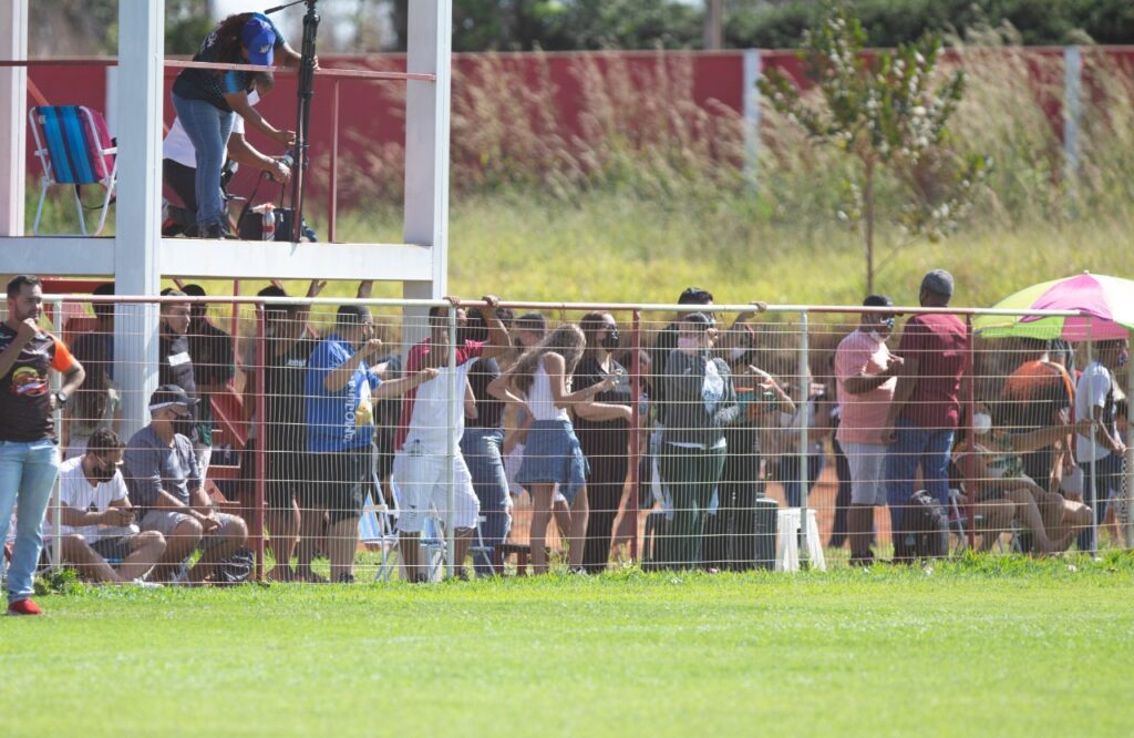 Partida da Goiânia Cup libera entrada de torcida e causa aglomeração