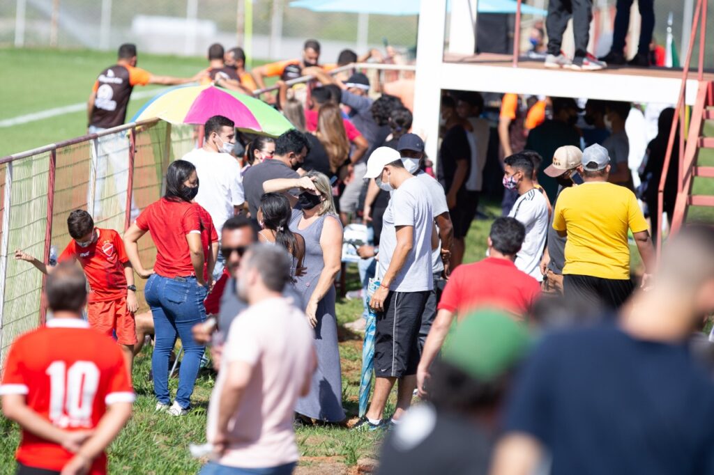 Partida da Goiânia Cup libera entrada de torcida e causa aglomeração