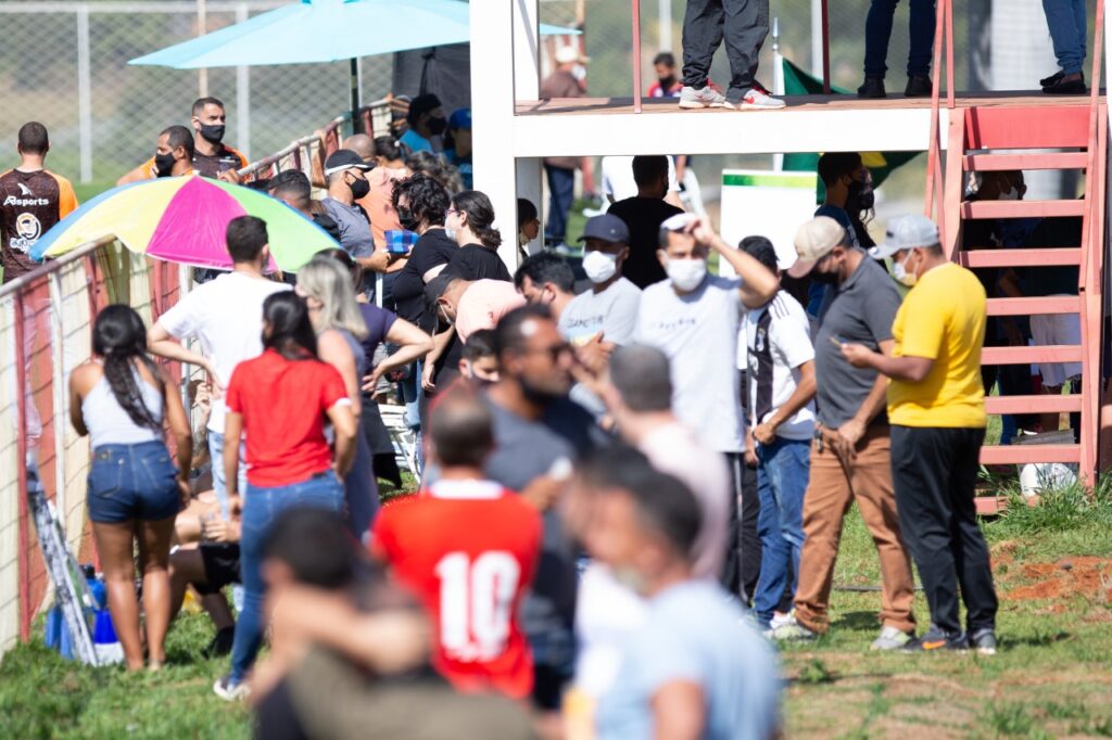 Partida da Goiânia Cup libera entrada de torcida e causa aglomeração