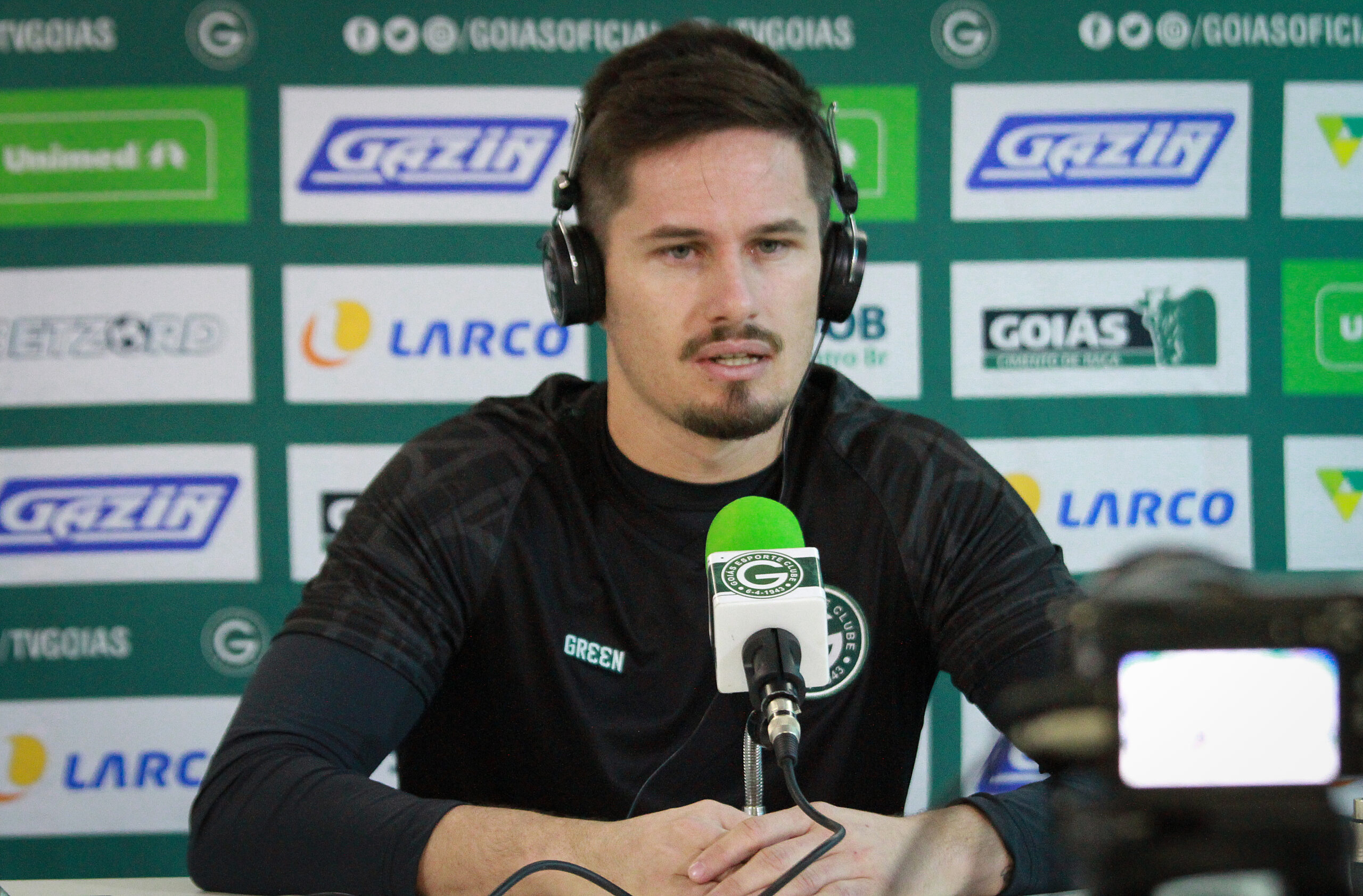 Goleiro destacou superação de equipe em jogo difícil por conta de gramado molhado; Tadeu salvou equipe ainda no primeiro tempo com uma bela defesa | foto: Rosiron Rodrigues / Goiás EC