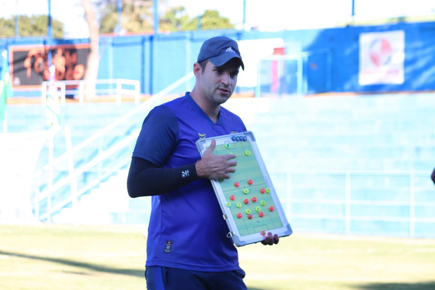 Treinador completou no último domingo, um ano à frente do Camaleão | foto: Nicolle Mendes / Aparecidense