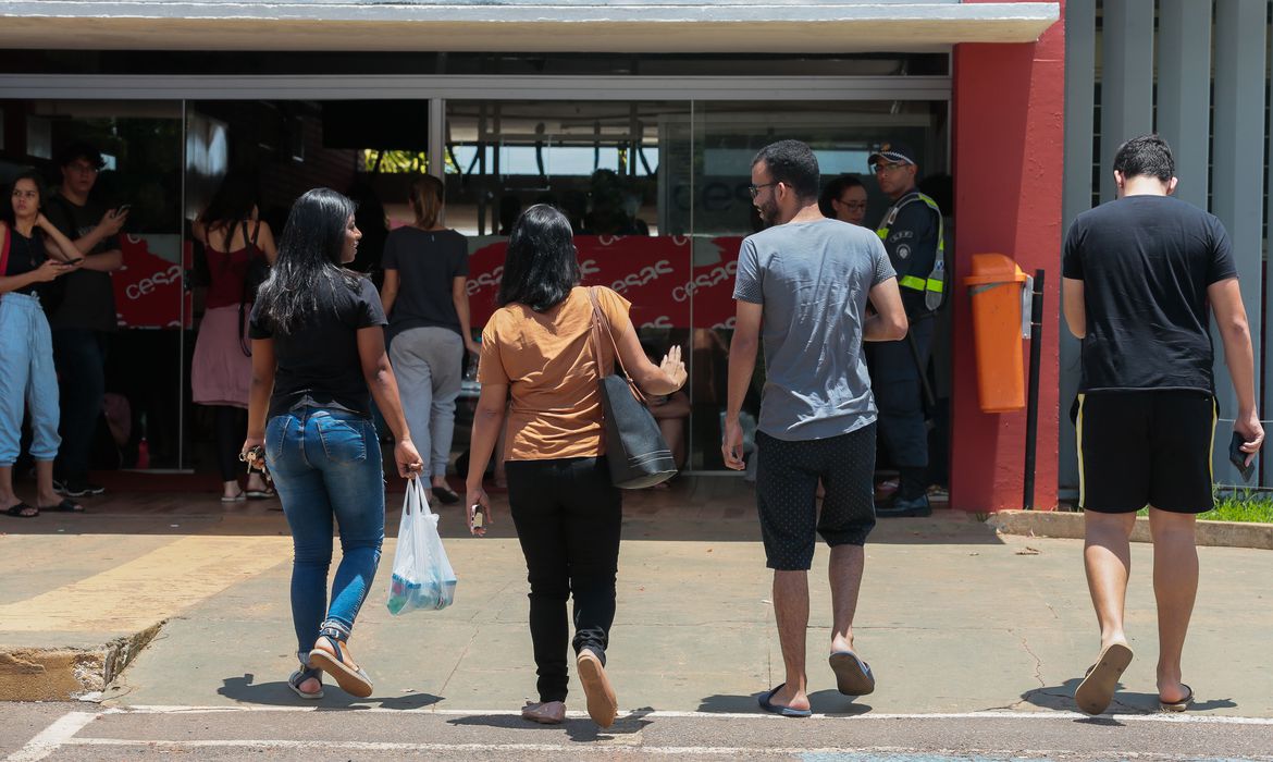 Participantes  chegam ao centro de educação de jJovens e adultos, para o segundo dia de aplicação do Exame Nacional do Ensino Médio (Enem) ocorre neste domingo (10) à tarde, em todo o país