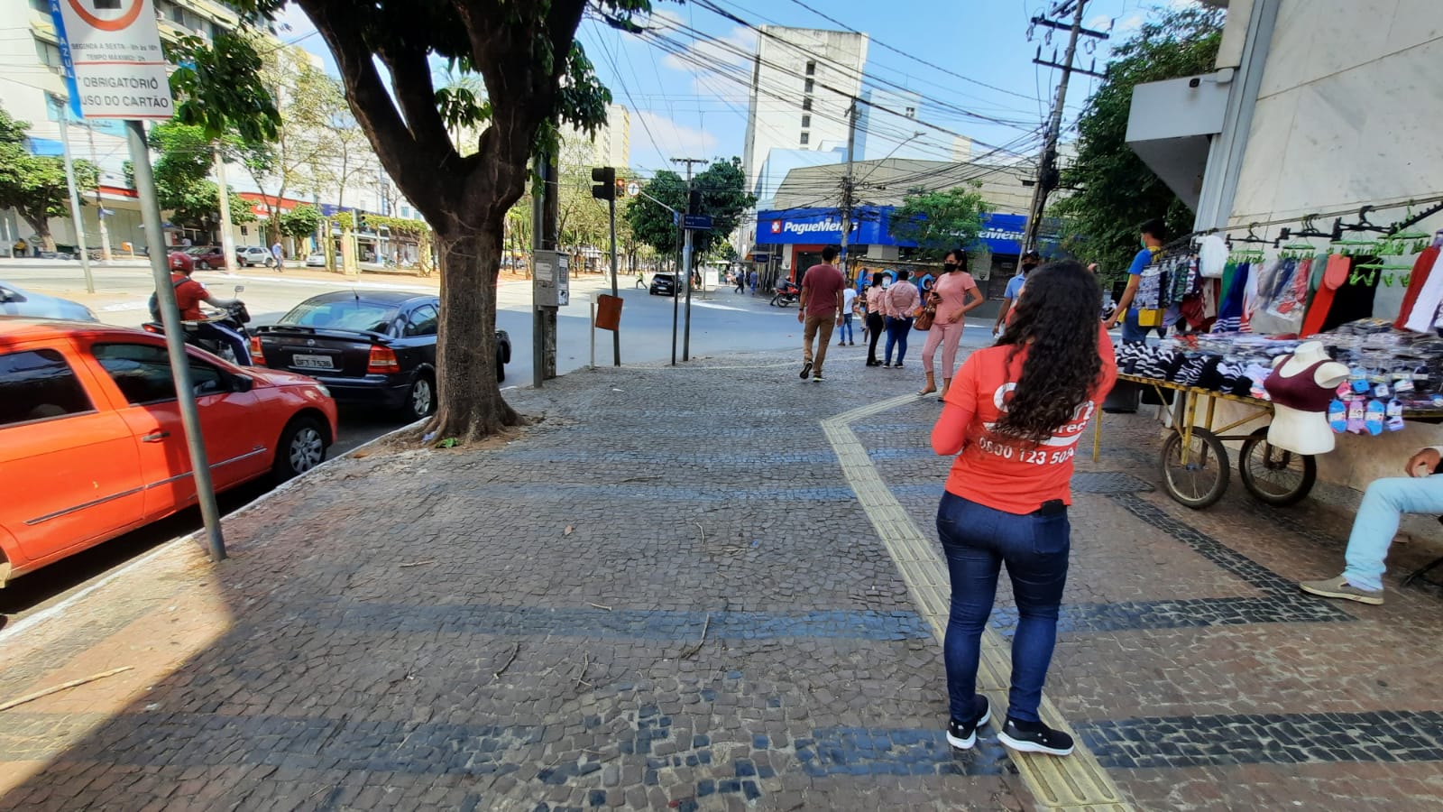 Ao O Hoje, funcionários de lojas do Centro de Goiânia afirmam que convencer pessoas a comprar em lojas físicas tem sido um desafio cada vez maior | Foto: Nathan Sampaio
