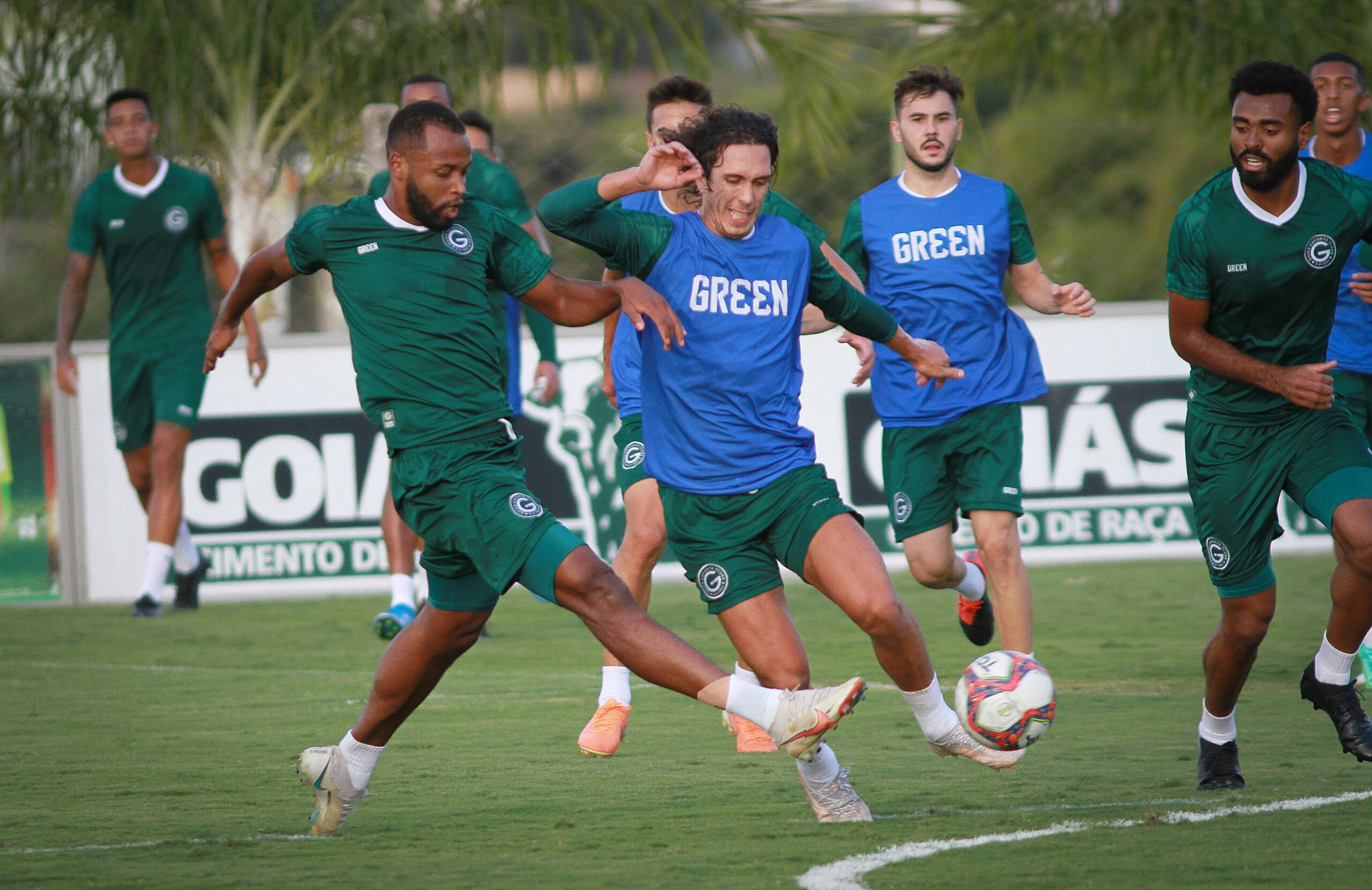 Zagueiro Reynaldo volta de suspensão no lugar do Matheus Salustiano, enquanto Nicolas cumpre suspensão no clássico | foto: Rosiron Rodrigues / Goiás EC