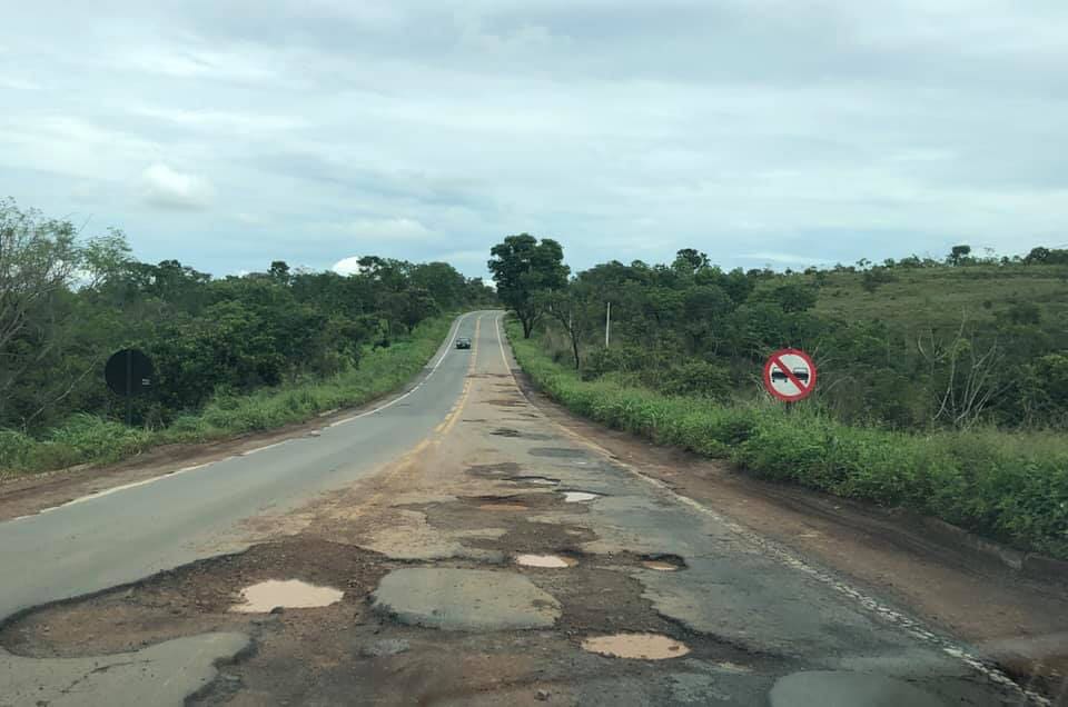 Promota questionou sobre o estado precário da rodovia, mato alto que invade a pista e a falta de sinalização adequada. | Foto: Reprodução