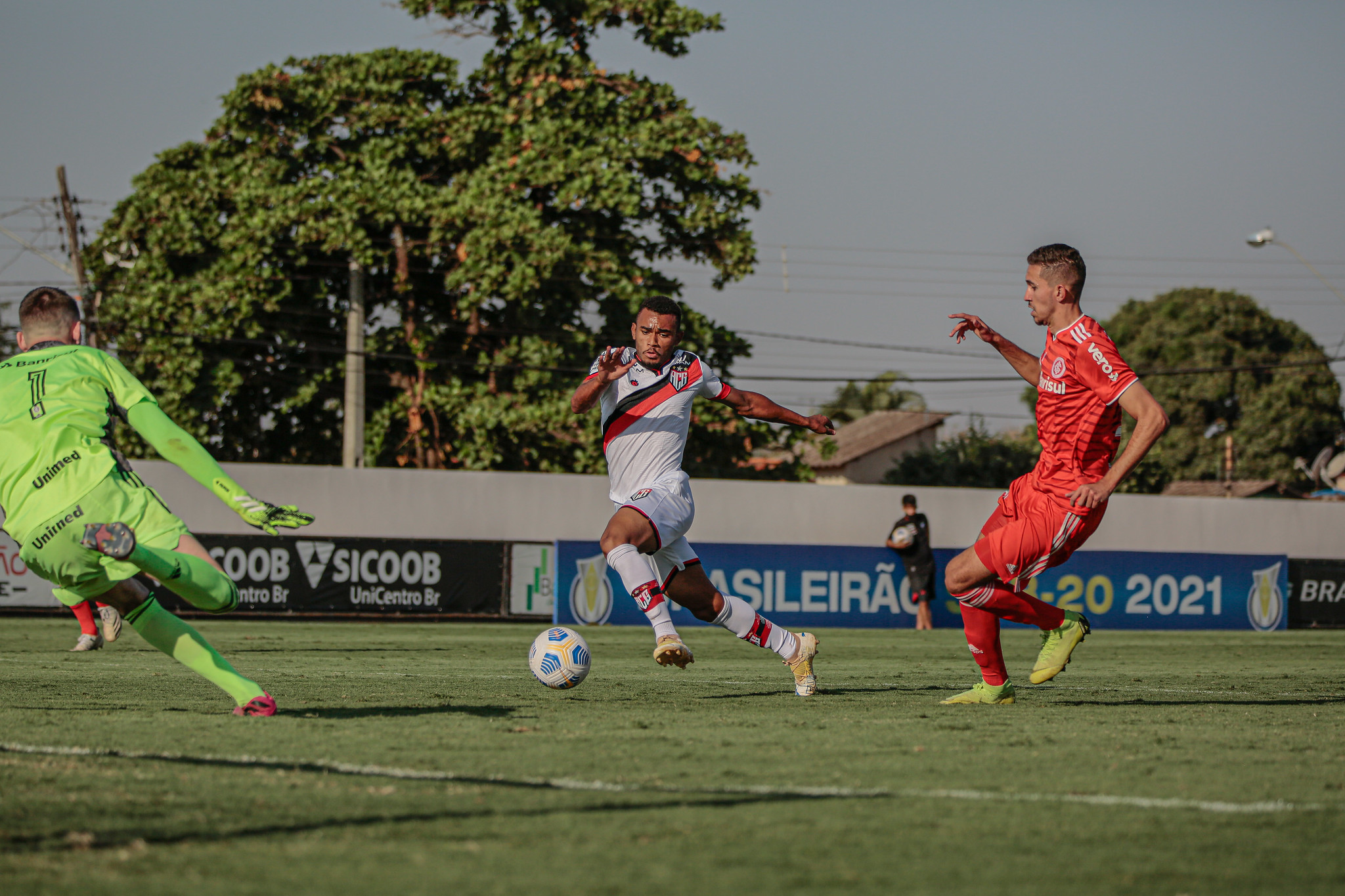 Na derrota para o Internacional, Jean Carlos marcou o quarto gol na temporada e sonha com vaga no time principal do Atlético-GO | Foto: Bruno Corsino/ACG