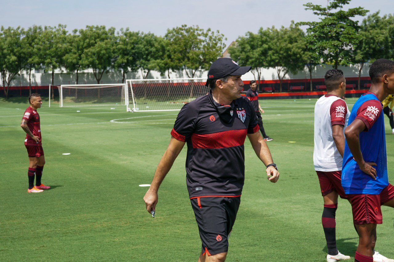 Comandando o clube entre as trocas de treinadores desde 2019, Eduardo Souza estará a frente do Atlético-GO diante do Fortaleza | Foto: Comunicação/ACG