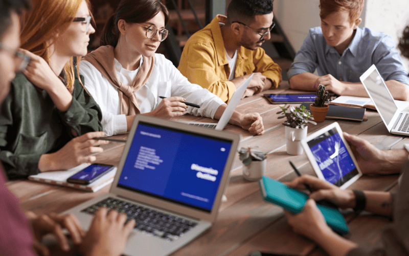 Pesquisa mostra que esses jovens desejam, acima de tudo, autonomia, variedade de experiências e um trabalho com propósito de carreira | Foto: Reprodução