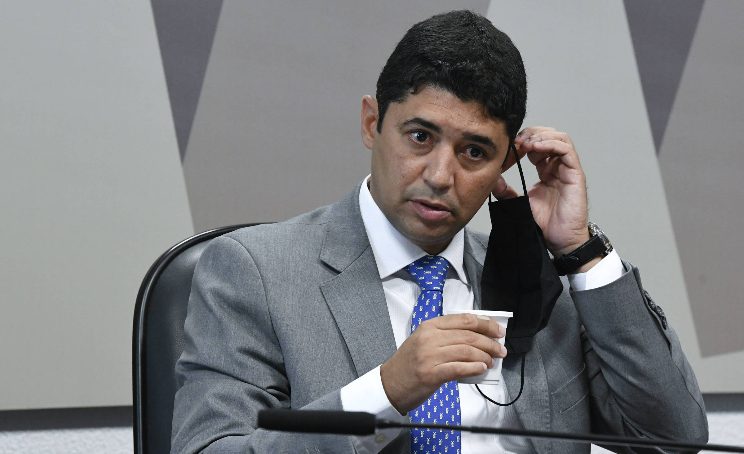 O presidente da comissão, Omar Aziz (PSD-AM), deu indícios de que poderia agredir Rosário. | Foto: Reprodução/Agência Senado