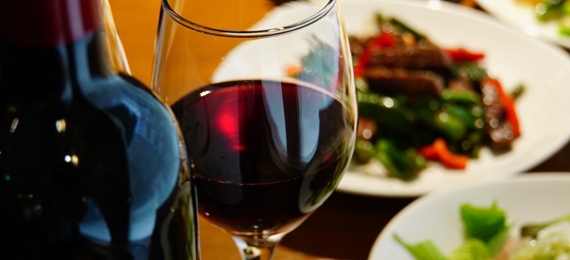 A comida e o vinho são capazes de estimular os pensamentos, melhorar a comunhão com a família, os amigos, a relação com a pessoa que se ama | Foto: Super Interessante/Caco Neves e Getty Images