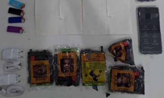 Com o suspeito, de 32 anos, foram apreendidos, drogas, celulares e outros objetos | Foto: DGAP