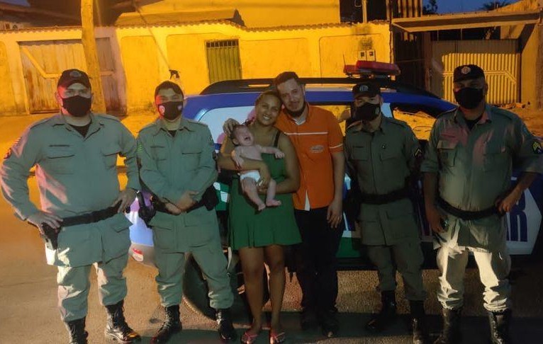 Um dos policiais tomou a criança em seus braços e aplicou a manobra de "Heimlich", que induz a tosse para desobstrução das vias aéreas, o que salvou a vida do bebê | Foto: Divulgação/ 8° BPM de Aparecida