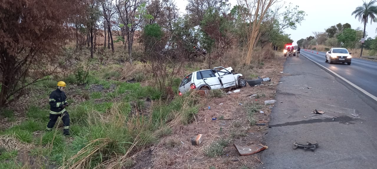 O carro em que eles estavam colidiu com um caminhão na manhã desta quinta-feira. | Foto: Reprodução/CBM