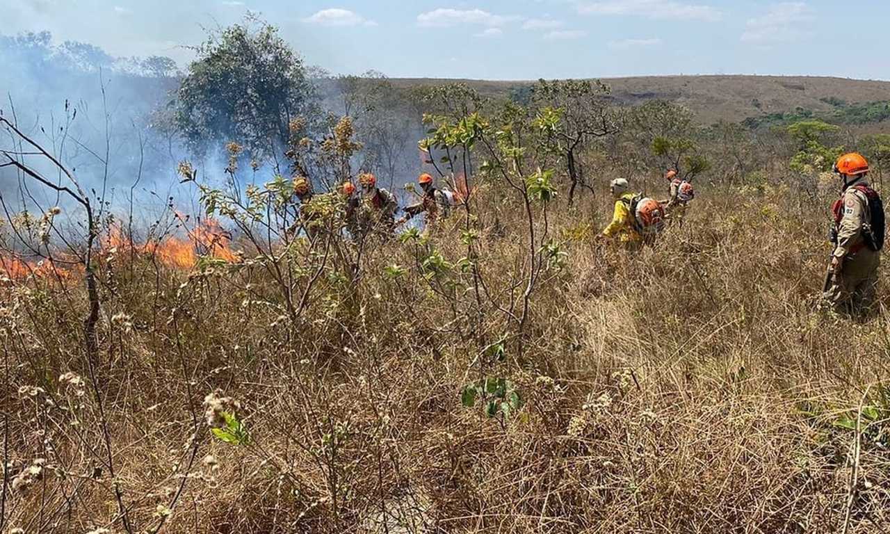 Os militares estavam trabalhando no combate ao incêndio que se alastra pela região, durante esta estiagem | Foto: CBMGO