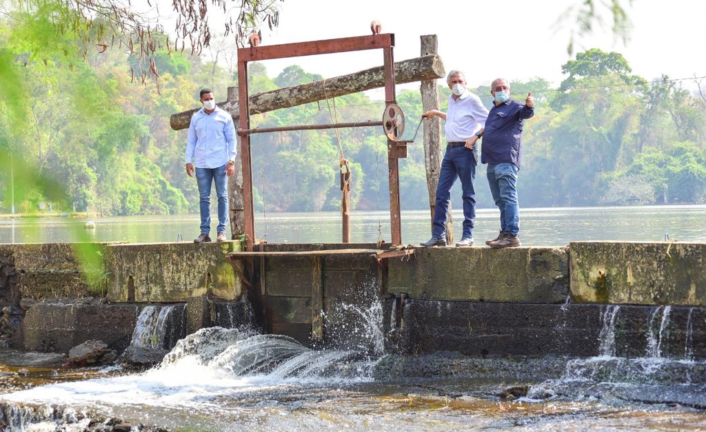 Governador abriu barragem de propriedade rural com o objetivo de reequilibrar Bacia do Rio Meia Ponte, que está com volume próximo ao nível crítico IV, com vazão de 2 mil litros por segundo. | Foto: Reprodução