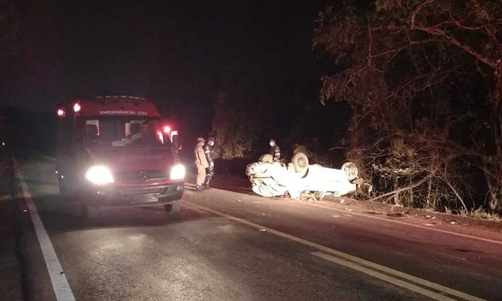 Modelo morre após carro cabotar na BR-153, em Anápolis. Motorista e ocupante sobreviveram