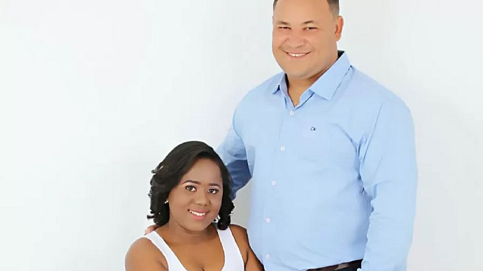 O casal e outros parentes tiveram que ser levados às pressas para o hospital. A suspeita é que uma ex do noivo mandou o presente | Foto: reprodução