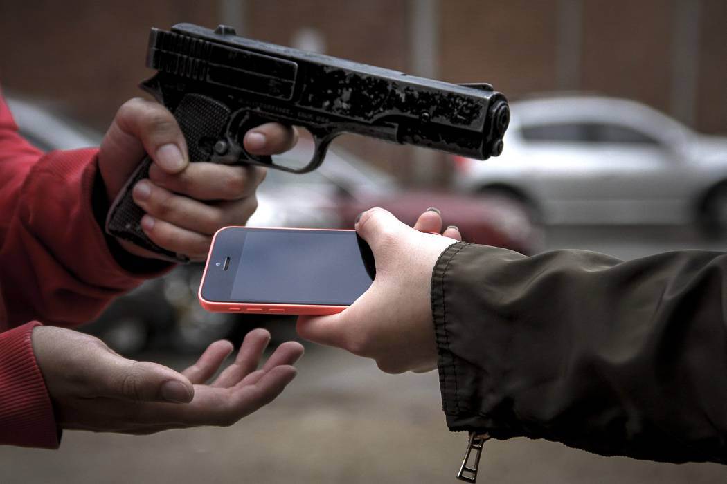 Informações da Polícia Civil apontam que o crime ocorreu por parte de dois homens que passavam de bicicleta na rua | Foto: Reprodução.