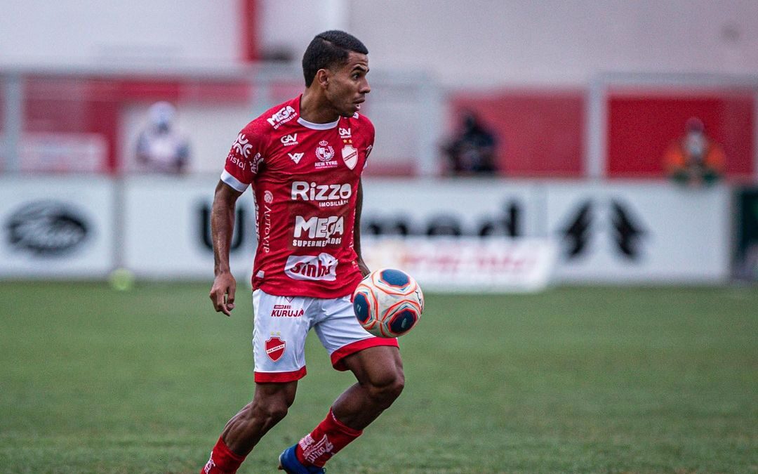Volante é um dos destaques do time colorado desde seu retorno ao clube em 2020, onde foi campeão da Série C; agora tem a missão de deixar o time na Série B | foto: Heber Gomes / AGIF