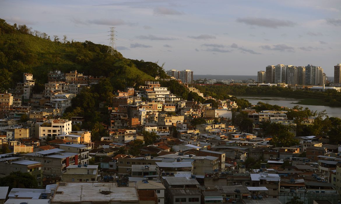 Vista da comunidade da Muzema, na zona oeste da cidade do Rio de Janeiro, onde dois prédios desabaram.