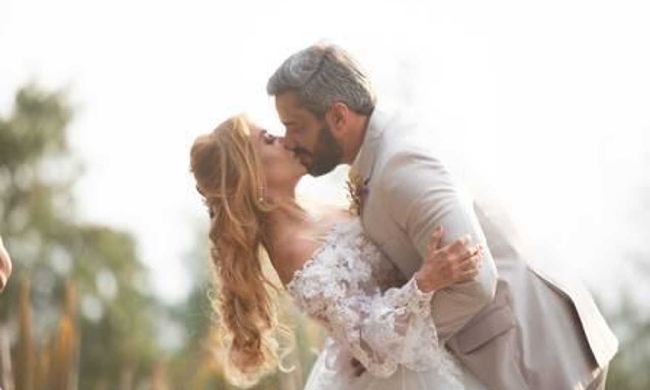 A cantora e o modelo realizaram um casamento encenado, que chamou a atenção dos fãs. ‘Fiquei nervosa, fazia três anos e meio que eu não beijava’, revelou | Foto: divulgação