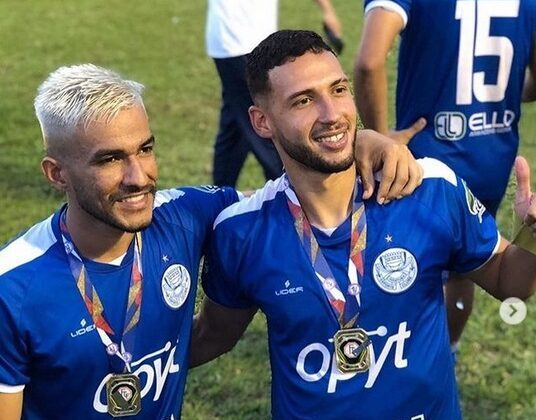 Zagueiro Lucão (dir) retorna a equipe onde foi campeão invicto na Terceira Divisão de 2019 e voltará a trabalhar com Gilberto Pereira | foto: Arquivo pessoal