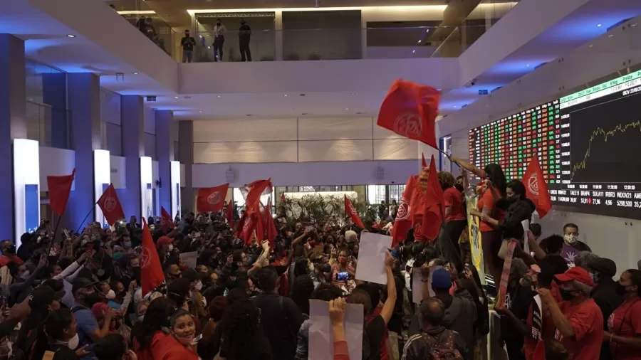 "Quem segura o Bolsonaro lá são os donos do Mercado", publicou o movimento. | Foto: Reprodução/Twitter