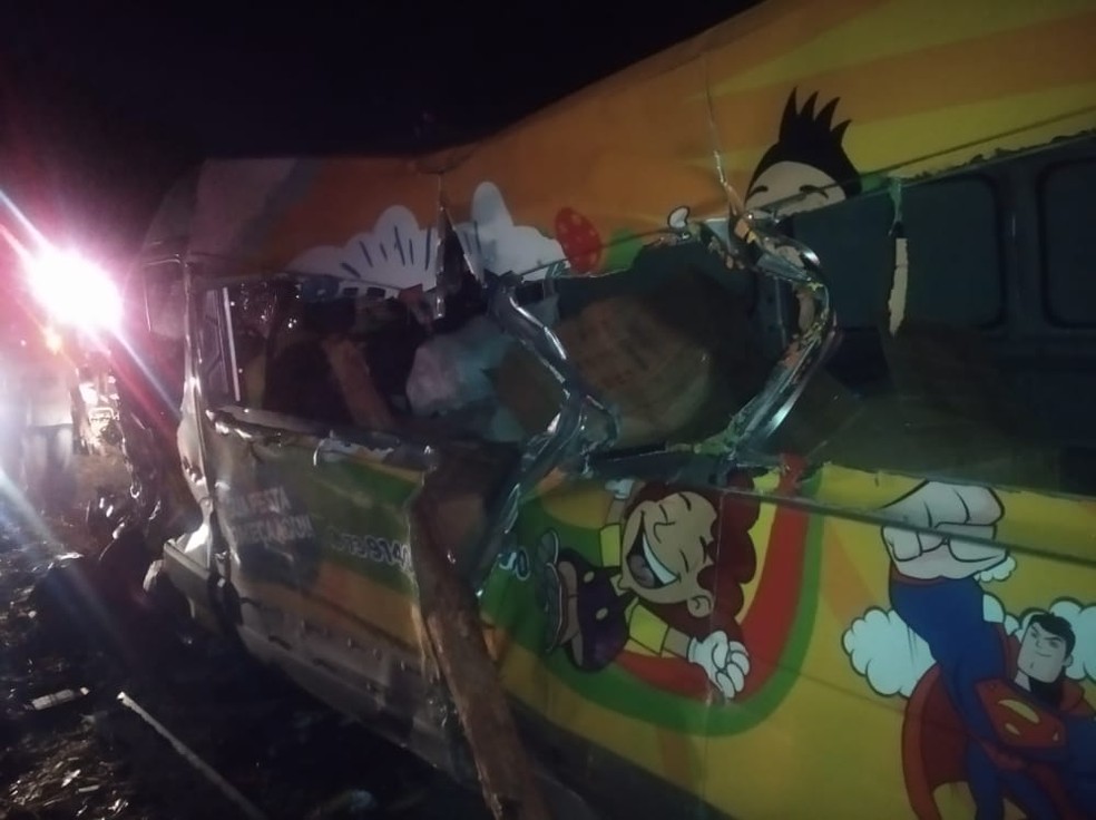 A PRF relatou que um dos vagões da carreta, carregada de eucalipto, ao fazer uma curva, tombou, desprendeu e rodou na pista atingindo os outros veículos contrários | Foto: rede social