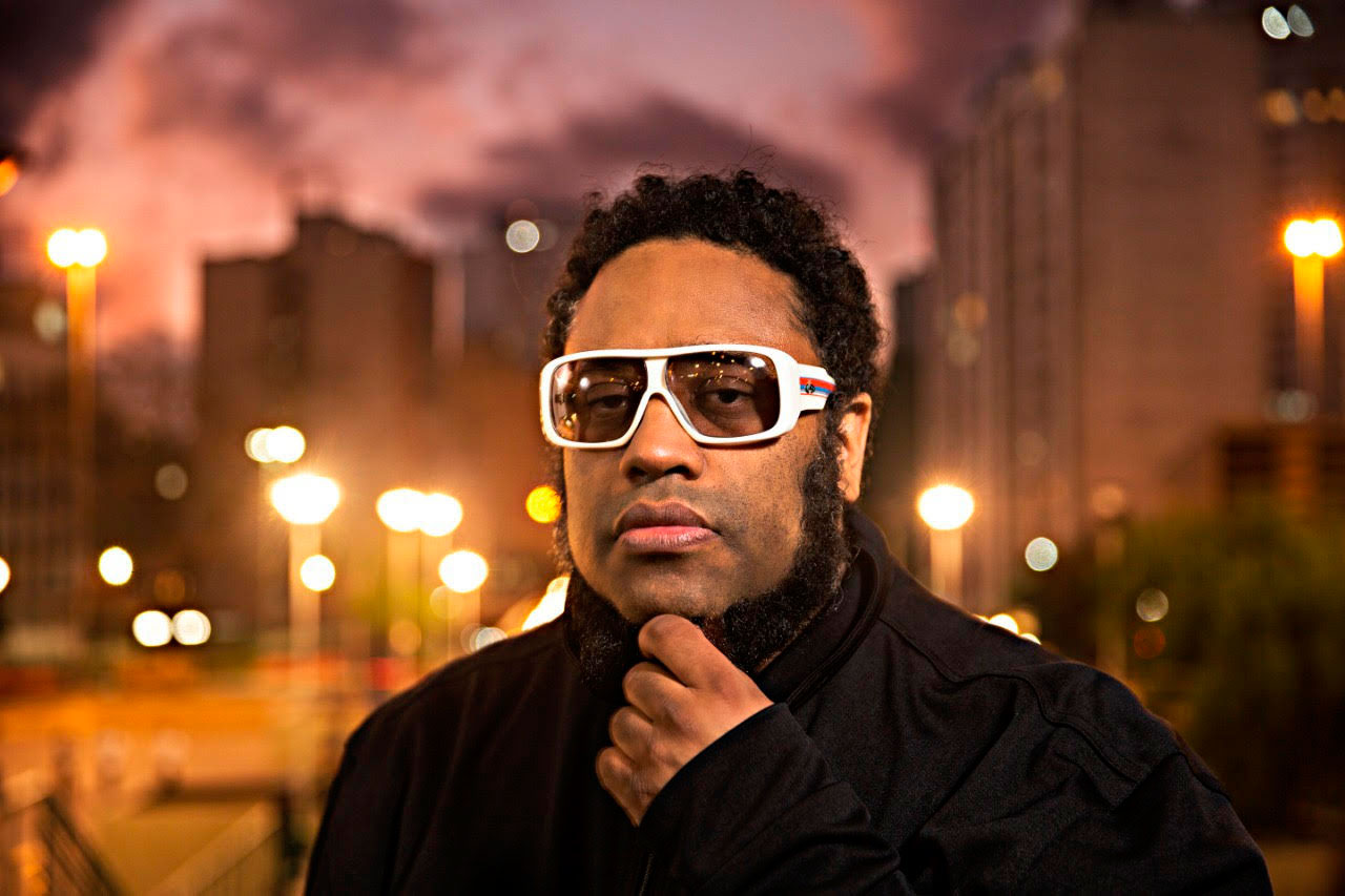 O Lowbrow Lab Arte & Boteco também apresenta a exposição ‘ROGO Em Obras’, que apresenta 45 trabalhos do artista plástico Ronan Gonçalves. | Foto: Reprodução/Internet