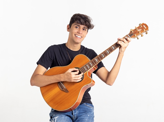 Nilson neto já acumula 9,8 milhões de seguidores no Tiktok, 2,5 M no Instagram e os fãs atribuem o sucesso ao carisma do artista. | Foto: Reprodução