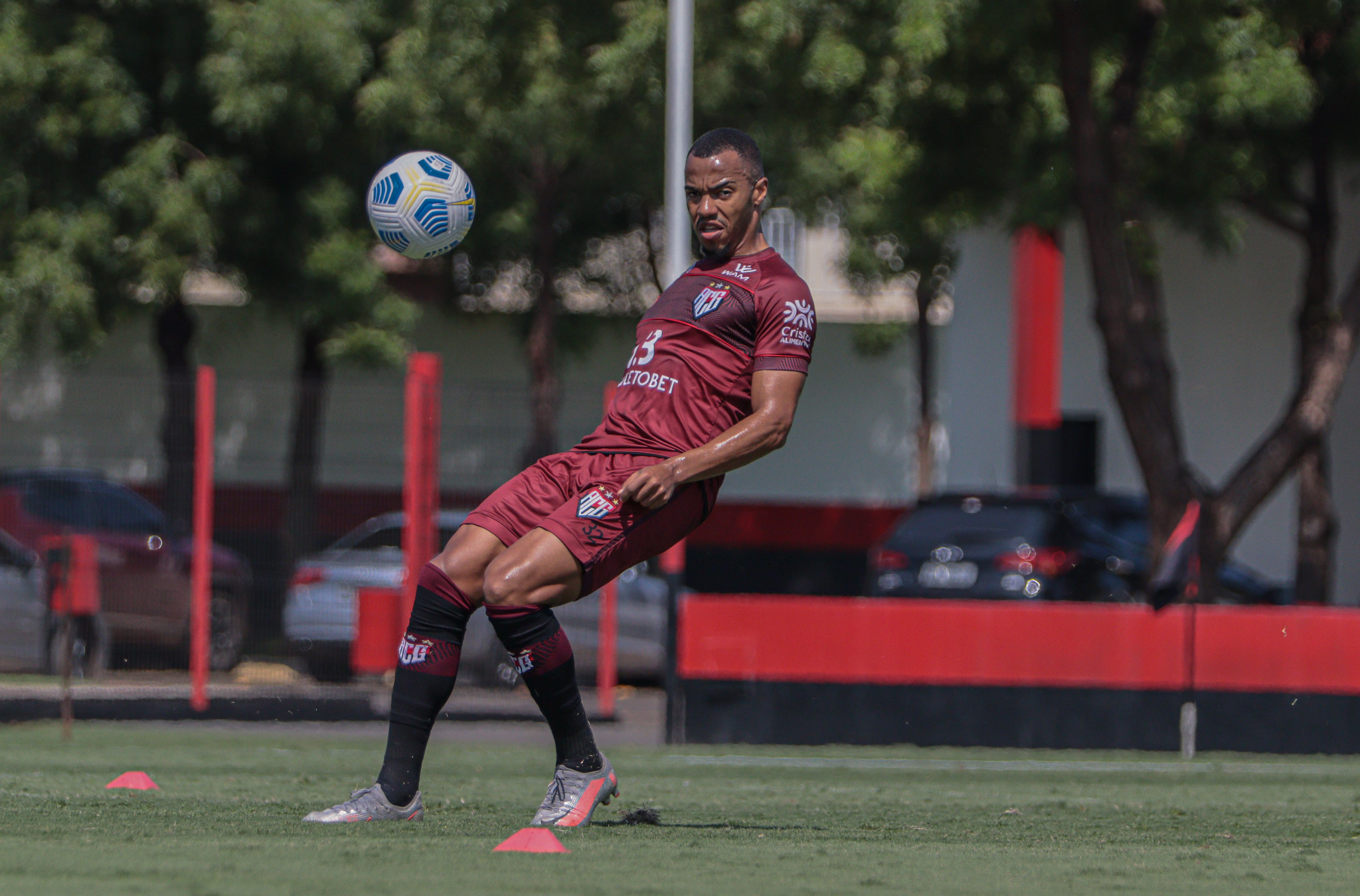 Após contribuir com assistência para o gol de Janderson, na última partida, Marlon Freitas deve retornar a titularidade contra o Grêmio | Foto: Bruno Corsino/ACG