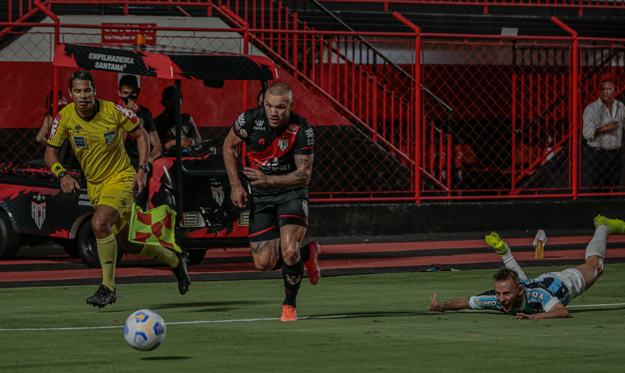 Contra o Grêmio , André Luis sofreu a penalidade e causou a expulsão de Paulo Miranda | Foto: Bruno Corsino/ACG